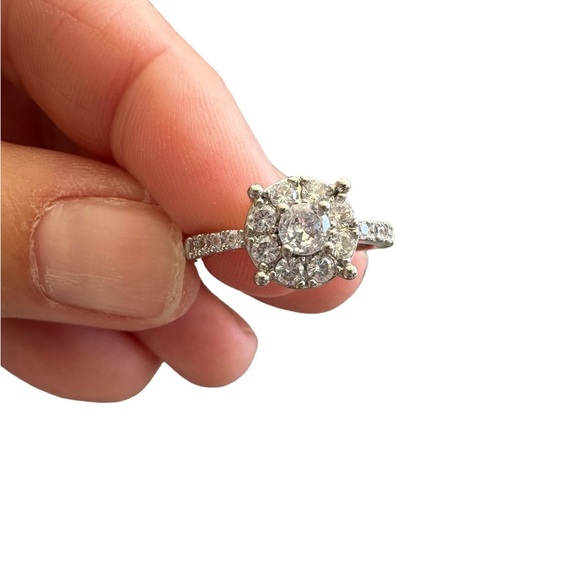 Classic Look Zircon Solitaire Silver Ring - Picture 7 of 7